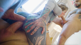 巨根猛操瘦弱的意大利美女Anuskatzz和Kat，上演了一场狂野的肛交群交，包括口交、女上位和双重插入。