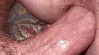 Intensa visão em close-up de sexo anal sem proteção para pais gays amadores americanos excitados, terminando com gozadas quentes após masturbação.