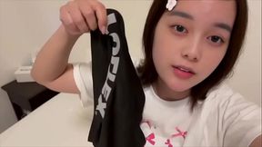 お風呂上がりに昨日泊まった彼氏のパンツの忘れ物に気づいて彼氏の臭いパンツの嗅ぎながらオナニーする女子大生。