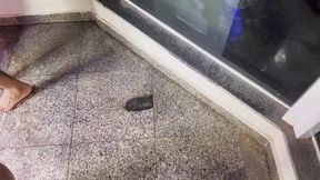 um casal exibicionista me levou pra foder na varanda e quase fomos pegos.