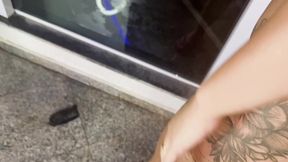 um casal exibicionista me levou pra foder na varanda e quase fomos pegos.