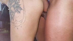 um casal exibicionista me levou pra foder na varanda e quase fomos pegos.
