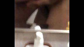Dando no banheiro