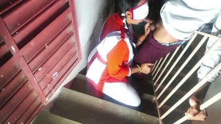 लड़की स्कूल की सीढ़ियों में चुद गयी क्लासमेट से