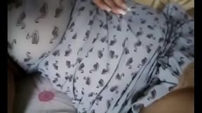 Esposa gordinha do Corno me manda video esfregando sua bucetona molhada e peluda