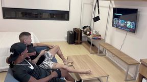 fui ver o jogo com o amigo. puto queria era me dar.