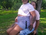 hoy salimos al parque para follar mientras las personas pasan y nos miran