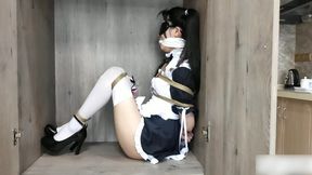 ADM41-A cute Asian maid, her master bound her with ropes and took her around, playing with her using a vibrating toy.
