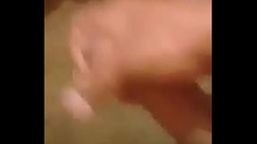 Hetero masturbando su pija grande mientras se ba&ntilde_a 4/4