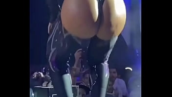 Anitta rebolando muito