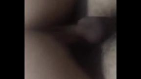 Novinha sentando e rebolando na pica do magrelo.