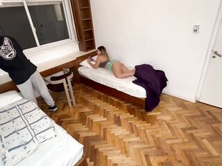 Sexo con compañera de cuarto que conocí en el Hostel… ft Abril Diseli