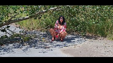 Hot Milf enjoys outdoor masturbation in the sun