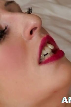 Big cock lover Jessica Jensen fucked in bed by Kevin White