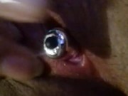 Vagina virgen probando vibrador