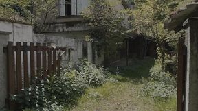 je fais de l’urbex avec une milf chaude et la baise dans la nature