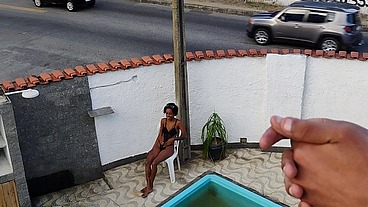 Meu vizinho me espiou e eu sentei no pau grande dele