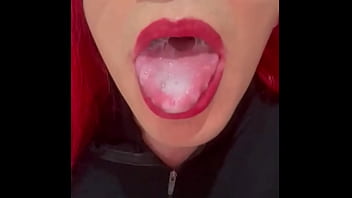 Hermosa travesti CD comiendo su semen mientras goza