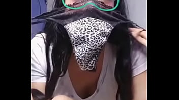 Jovencita ense&ntilde_a sus calzones por cam