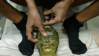 巨根を持つ若い痩せたデジ男たちが初めてお互いのアナルをファックする