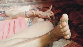 Seeing the Opportunity, the Native Biharin Thought of Showing Her Big Ass to Jeth