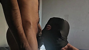 Dois dotados, quem tivesse o pau maior ia comer o cuzinho do ativo
