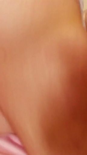 Mit 2 Fingern im Arsch squirtet sie wie ein Springbrunnen   Clip 2