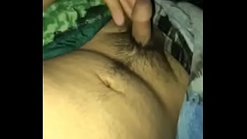 Joven despert&aacute_ndose con una erecion