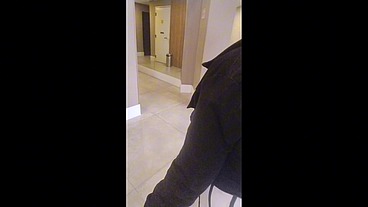 Milf loira leva o moreno tatuado para sua casa