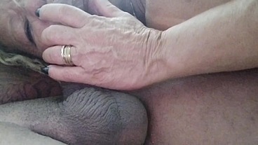 Milf loira leva o moreno tatuado para sua casa