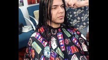 Cortando o cabelo com o melhor cabelereiro