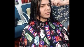 Cortando o cabelo com o melhor cabelereiro