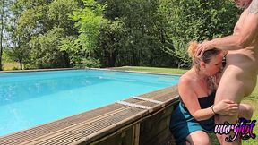 tonio me defonce le cul au bord de la piscine..il fait beau et une grosse ...