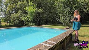tonio me defonce le cul au bord de la piscine..il fait beau et une grosse ...