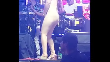 Mujer desnuda en concierto de TONNY ROSADO (SIN CENSURA)