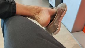 Heelpopping with my worn shoes in the waiting room (avi)