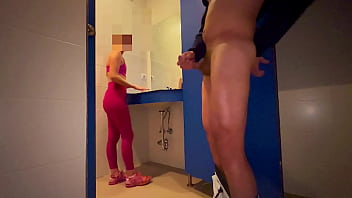 I hide in the women&#039_s locker room at the gym and surprise a girl who helps me finish cumming