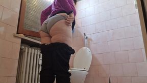 pee and fart in public toilet after walk 4k