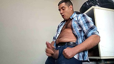 JARDINEIRO MEGA-DOTADO MACETANDO A PICA GROSSA ATÉ GOZAR - URSO BRASILEIRO FODENDO A CACETA ATÉ JORRAR LEITE - DOTADO TOCANDO PUNHETA NA FAZENDA