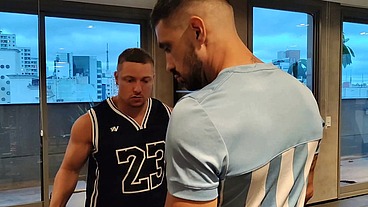 FOLLADA CON VECINO Me pidió ayuda en el gym y yo le pedí la leche!!!