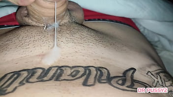 HOMEM SEXY TATUADO FILMA EJACULA&Ccedil_&Atilde_O