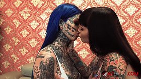 Tattooed babes Amber Luke & Tiger Lilly play with toys