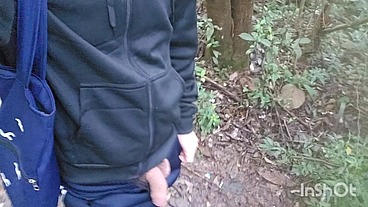 Estava andando na trilha de pau duro, apareceu um carinha querendo pica. Meti nele gostoso.