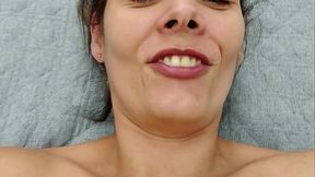 Garoto fodendo uma coroa gostosa de 60 anos e fazendo ela delirar de tes&atilde_o