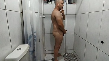 Fui espiar o Jack no banho e peguei no flagra batendo uma não aguentei e ele teve que me foder