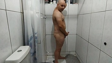 Fui espiar o Jack no banho e peguei no flagra batendo uma não aguentei e ele teve que me foder
