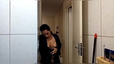 Fui espiar o Jack no banho e peguei no flagra batendo uma não aguentei e ele teve que me foder