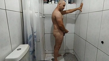 Fui espiar o Jack no banho e peguei no flagra batendo uma não aguentei e ele teve que me foder