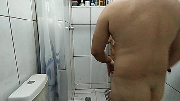 Fui espiar o Jack no banho e peguei no flagra batendo uma não aguentei e ele teve que me foder