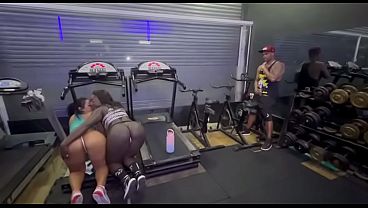 Duas gostosas levando ferro na academia